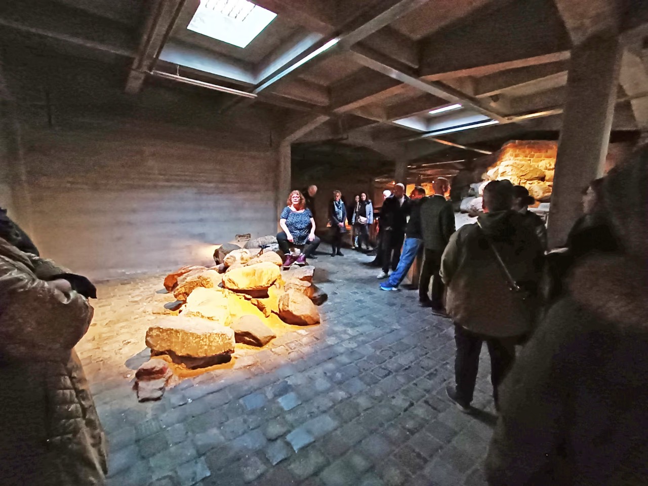 Tidsrejse i Ruinerne under Christiansborg - TYRA Byvandringer, København V